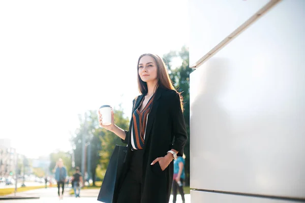 Ung Attraktiv Kvinna Avslutar Från Köpcentret Med Glas Kaffe Och — Stockfoto