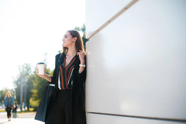 Ung Attraktiv Kvinna Avslutar Från Köpcentret Med Glas Kaffe Och — Stockfoto