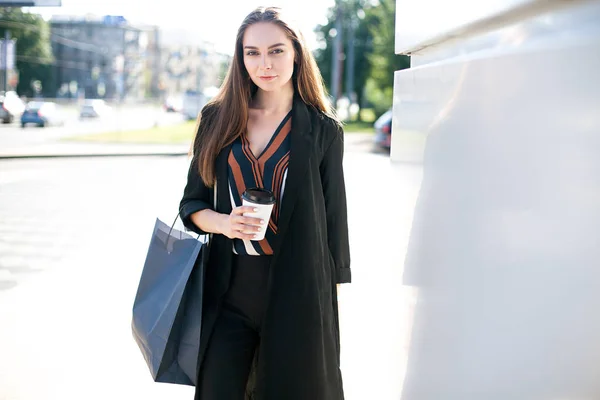 Ung Attraktiv Kvinna Avslutar Från Köpcentret Med Glas Kaffe Och — Stockfoto