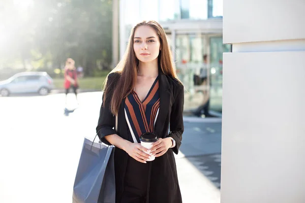 Ung Attraktiv Kvinna Avslutar Från Köpcentret Med Glas Kaffe Och — Stockfoto