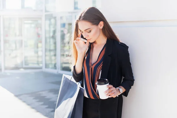 Ung Attraktiv Kvinna Har Telefonen Nära Köpcentrum Med Glas Kaffe — Stockfoto