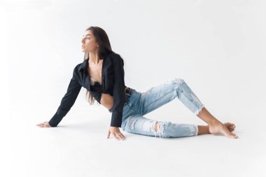 Siyah gömlekli ve beyaz arka planda mavi muz kotlu havalı genç kız. Modaya uygun modern tarz.