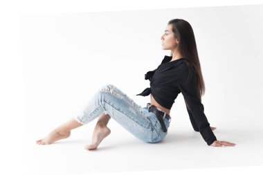 Siyah gömlekli ve beyaz arka planda mavi muz kotlu havalı genç kız. Modaya uygun modern tarz.