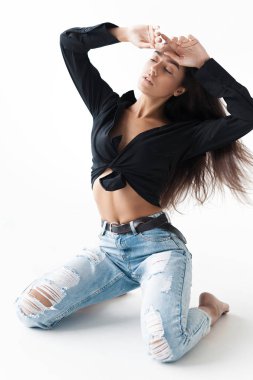 Siyah gömlekli ve beyaz arka planda mavi muz kotlu havalı genç kız. Modaya uygun modern tarz.