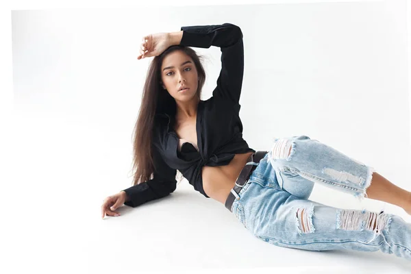 Menina Jovem Hipster Legal Camisa Preta Jeans Banana Azul Fundo — Fotografia de Stock