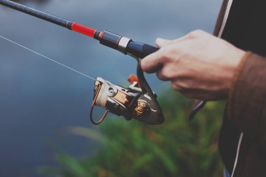 Genç balıkçı iplik ile Nehri'nde balık tutuyor. Hobi ve açık hava etkinlikleri kavramı