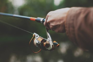 Genç balıkçı iplik ile Nehri'nde balık tutuyor. Hobi ve açık hava etkinlikleri kavramı