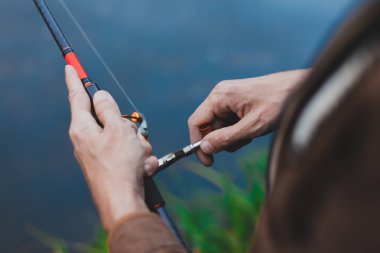 Genç balıkçı iplik ile Nehri'nde balık tutuyor. Hobi ve açık hava etkinlikleri kavramı