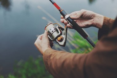 Genç balıkçı iplik ile Nehri'nde balık tutuyor. Hobi ve açık hava etkinlikleri kavramı