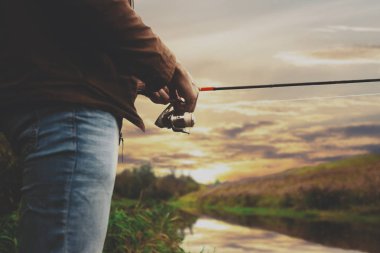 Genç balıkçı iplik ile Nehri'nde balık tutuyor. Hobi ve açık hava etkinlikleri kavramı