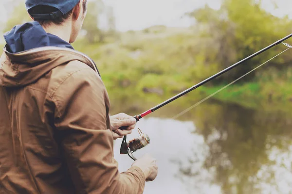 Joven Pescador Está Pescando Río Con Spinning Hobby Concepto Actividades —  Fotos de Stock