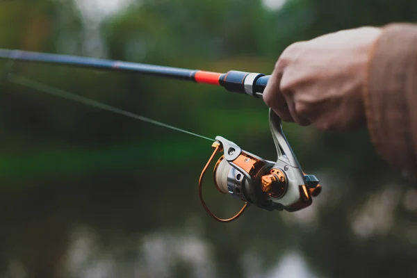 Joven Pescador Está Pescando Río Con Spinning Hobby Concepto Actividades —  Fotos de Stock