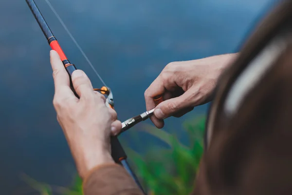 若い漁師は紡績と川へ釣りに 趣味や野外活動のコンセプト — ストック写真