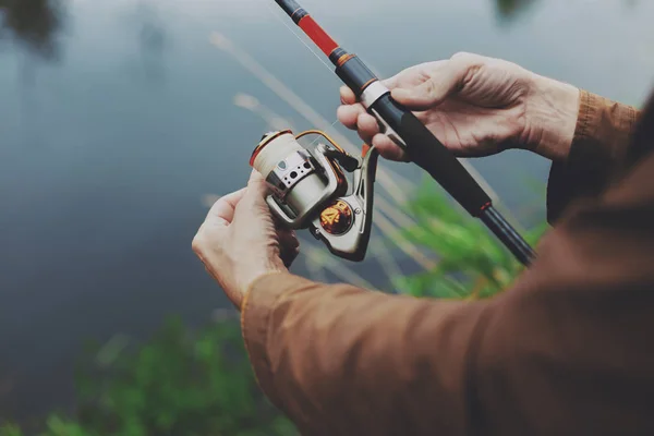 Unga Fiskare Fiske Floden Med Spinning Hobby Och Utomhusaktiviteter Koncept — Stockfoto