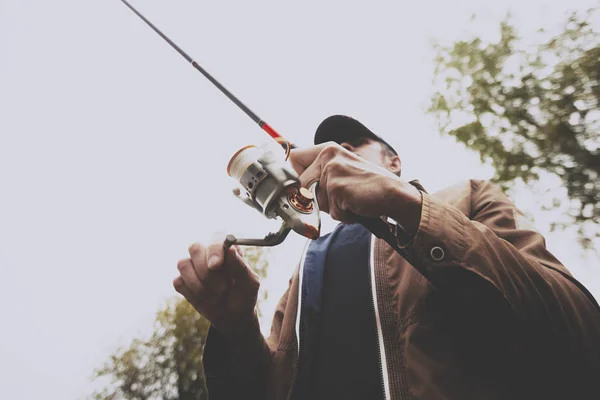 Joven Pescador Está Pescando Río Con Spinning Hobby Concepto Actividades — Foto de Stock