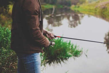 Genç balıkçı iplik ile Nehri'nde balık tutuyor. Hobi ve açık hava etkinlikleri kavramı