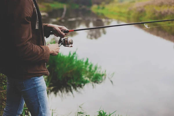 Молодий Рибалка Ловить Рибу Річці Прядінням Концепція Хобі Активного Відпочинку — стокове фото