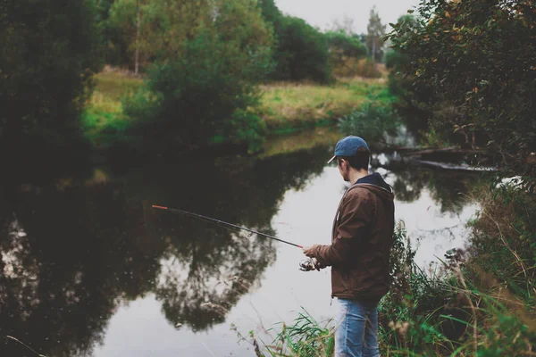Jovem Pescador Está Pescando Rio Com Fiação Hobby Conceito Atividades — Fotografia de Stock