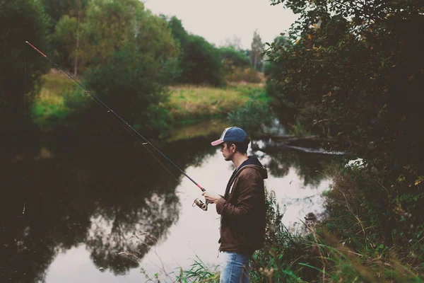 Молодий Рибалка Ловить Рибу Річці Прядінням Концепція Хобі Активного Відпочинку — стокове фото