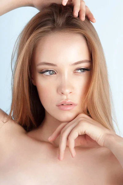 Fiatal Gyönyörű Lány Tiszta Tökéletes Bőr Közelről Szépség Portré — Stock Fotó