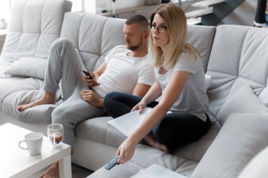 Telefonu kullanan adam. Belgeler üzerinden arayan kadın. Yaşam tarzı ev kavramı