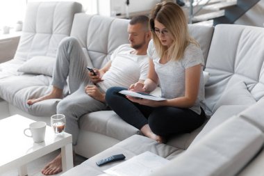 Telefonu kullanan adam. Belgeler üzerinden arayan kadın. Yaşam tarzı ev kavramı