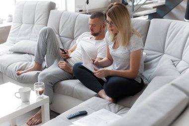 Telefonu kullanan adam. Belgeler üzerinden arayan kadın. Yaşam tarzı ev kavramı