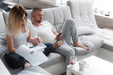 Telefonu kullanan adam. Belgeler üzerinden arayan kadın. Yaşam tarzı ev kavramı