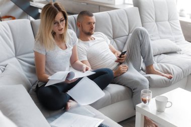 Telefonu kullanan adam. Belgeler üzerinden arayan kadın. Yaşam tarzı ev kavramı