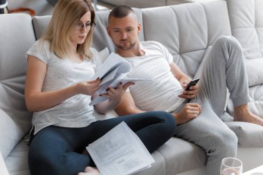 Telefonu kullanan adam. Belgeler üzerinden arayan kadın. Yaşam tarzı ev kavramı