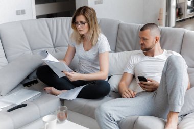 Telefonu kullanan adam. Belgeler üzerinden arayan kadın. Yaşam tarzı ev kavramı