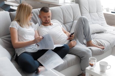 Telefonu kullanan adam. Belgeler üzerinden arayan kadın. Yaşam tarzı ev kavramı