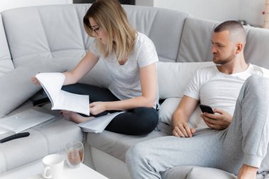 Telefonu kullanan adam. Belgeler üzerinden arayan kadın. Yaşam tarzı ev kavramı