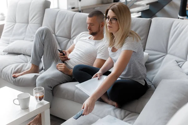 Telefonu kullanan adam. Belgeler üzerinden arayan kadın. Yaşam tarzı ev kavramı