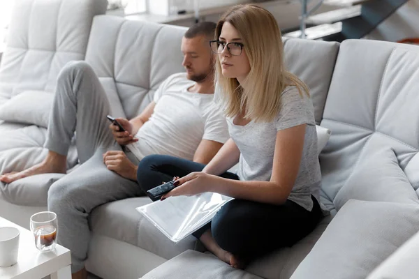 Telefonu kullanan adam. Belgeler üzerinden arayan kadın. Yaşam tarzı ev kavramı