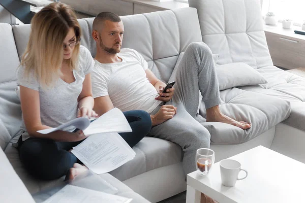 Telefonu kullanan adam. Belgeler üzerinden arayan kadın. Yaşam tarzı ev kavramı