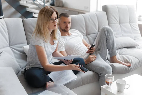 Telefonu kullanan adam. Belgeler üzerinden arayan kadın. Yaşam tarzı ev kavramı