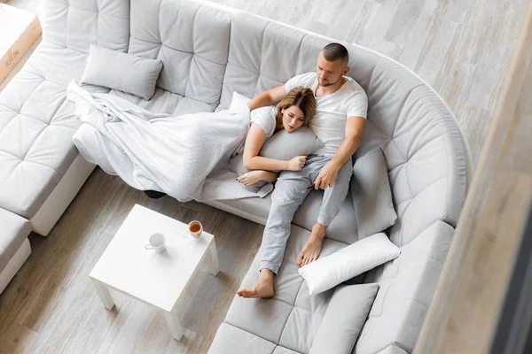 Casal Jovem Descansando Sofá Casa Estilo Vida Familiar — Fotografia de Stock