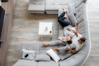 Genç çift evde koltukta dinleniyor. Aile gevşeme yaşam tarzı