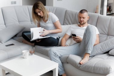 Telefonu kullanan adam. Belgeler üzerinden arayan kadın. Yaşam tarzı ev kavramı