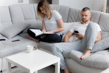 Telefonu kullanan adam. Belgeler üzerinden arayan kadın. Yaşam tarzı ev kavramı