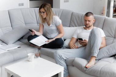 Telefonu kullanan adam. Belgeler üzerinden arayan kadın. Yaşam tarzı ev kavramı