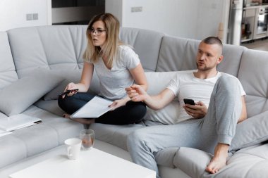 Telefonu kullanan adam. Belgeler üzerinden arayan kadın. Yaşam tarzı ev kavramı