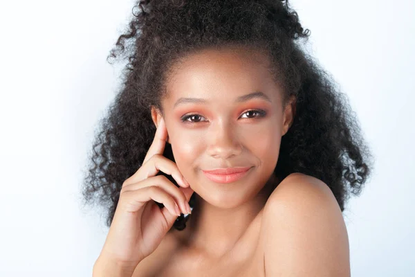 年轻美丽的黑色女孩与干净完美的皮肤特写 美画像 — 图库照片