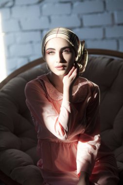 Arap kız hijab oryantal makyaj ile. Güzellik ve moda portre