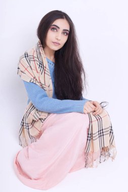 Genç Arap kız oryantal makyaj ve akan saç. Güzellik ve moda portre