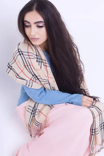 Fiatal Arab Lány Keleti Smink Áramló Haj Szépség Divat Portré — Stock Fotó