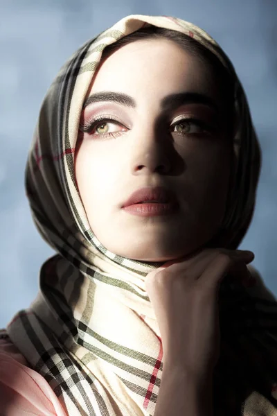 Gadis Arab Muda Dengan Riasan Oriental Hijab Beauty Fashion Portrait — Stok Foto