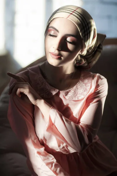 Gadis Arab Muda Dengan Riasan Oriental Hijab Beauty Fashion Portrait — Stok Foto