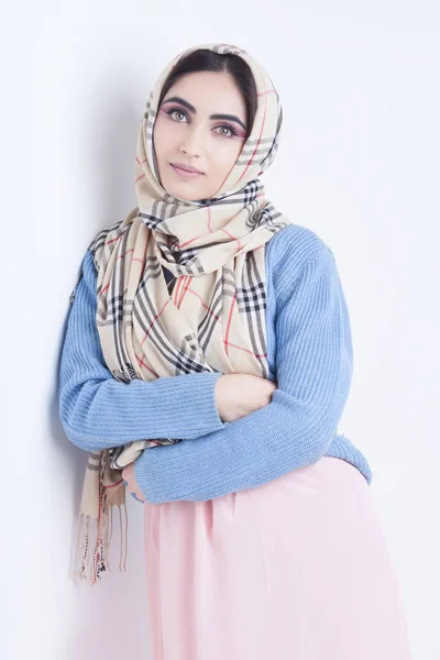 Gadis Arab Muda Dengan Riasan Oriental Hijab Beauty Fashion Portrait — Stok Foto